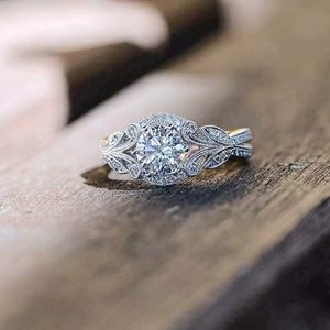 - - 💐 White Sapphires / vintage setting. Set i…